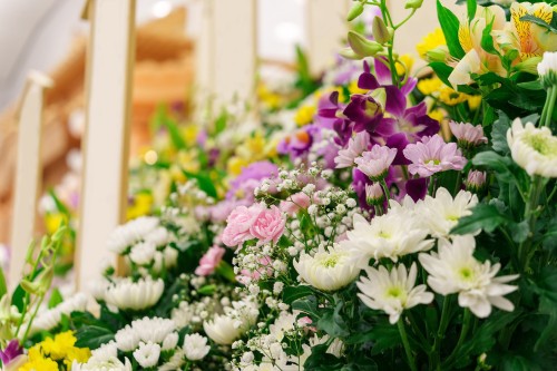 祭壇の花はすべて生花を使用